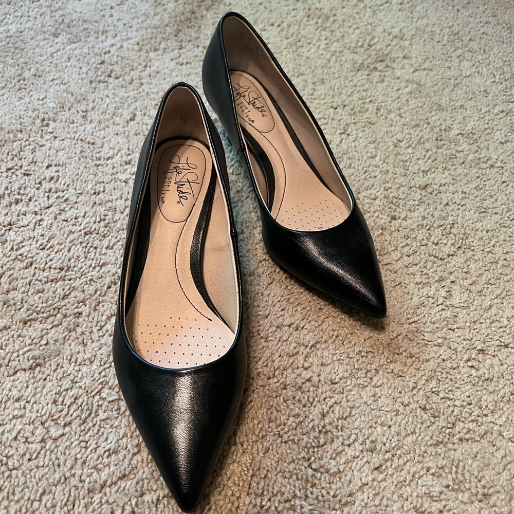 Life Stride size 6 black heel pump